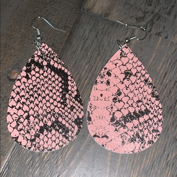 5/$25 Pink Snakeskin Print Faux Leather Earrings NEW - Picture 1 of 3